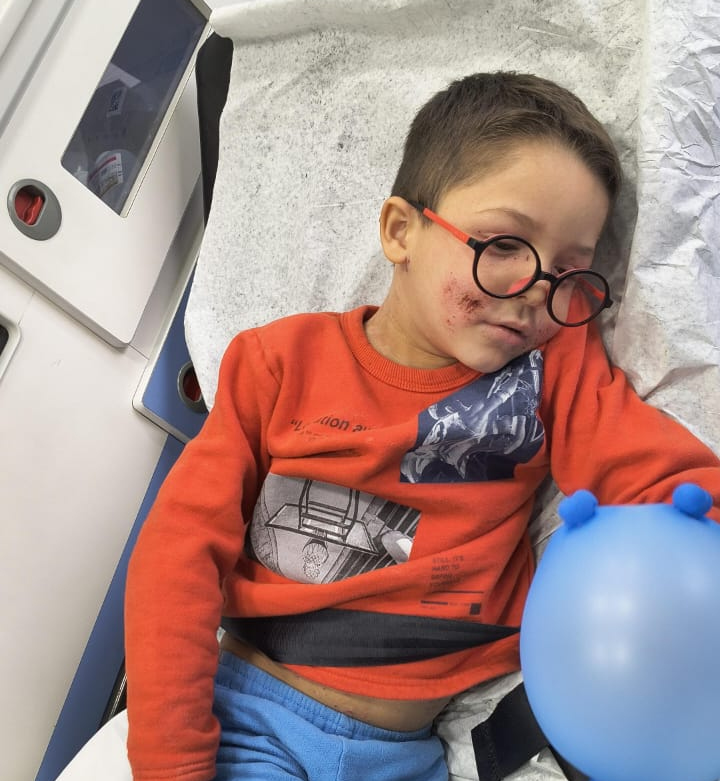 Luís exausto após uma crise no hospital